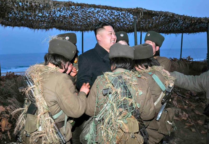 Illustration for article titled Kim Dzsongun a legnagyobb főnök az észak-koreai hadsereg propagandafotóin